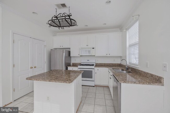 Building Photo - 5108 English Terrace