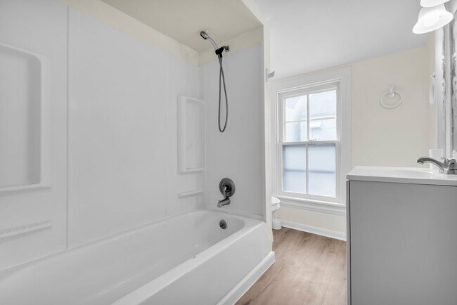 Building Photo - 212 N Peach St