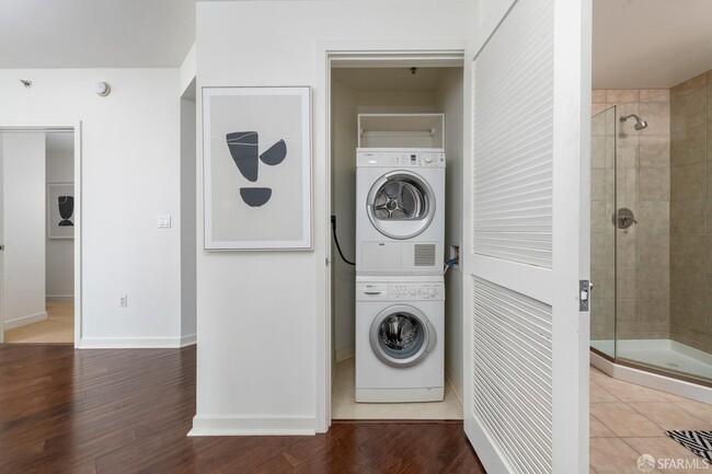 Building Photo - 301 Main St