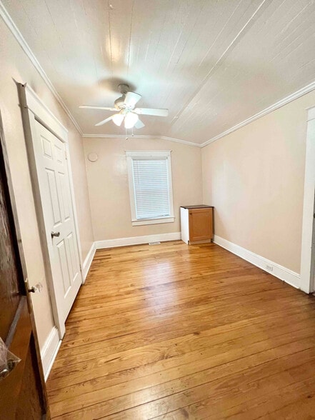 Building Photo - 126 Laurel Ave E