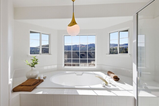 Building Photo - 15 Aaron Dr