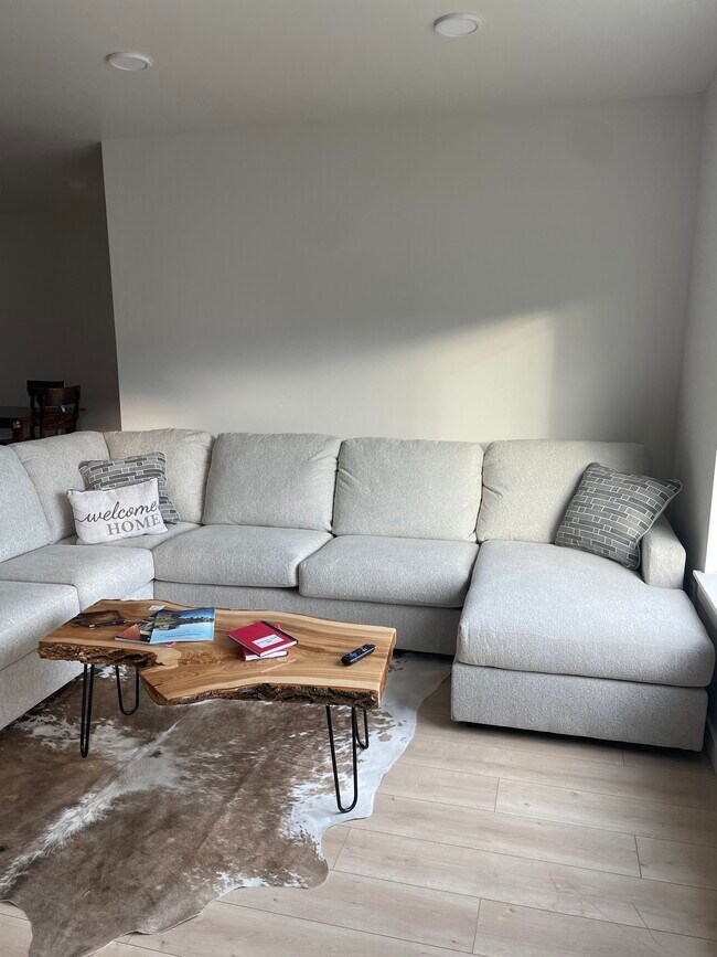 Building Photo - 2221 Willow Dr