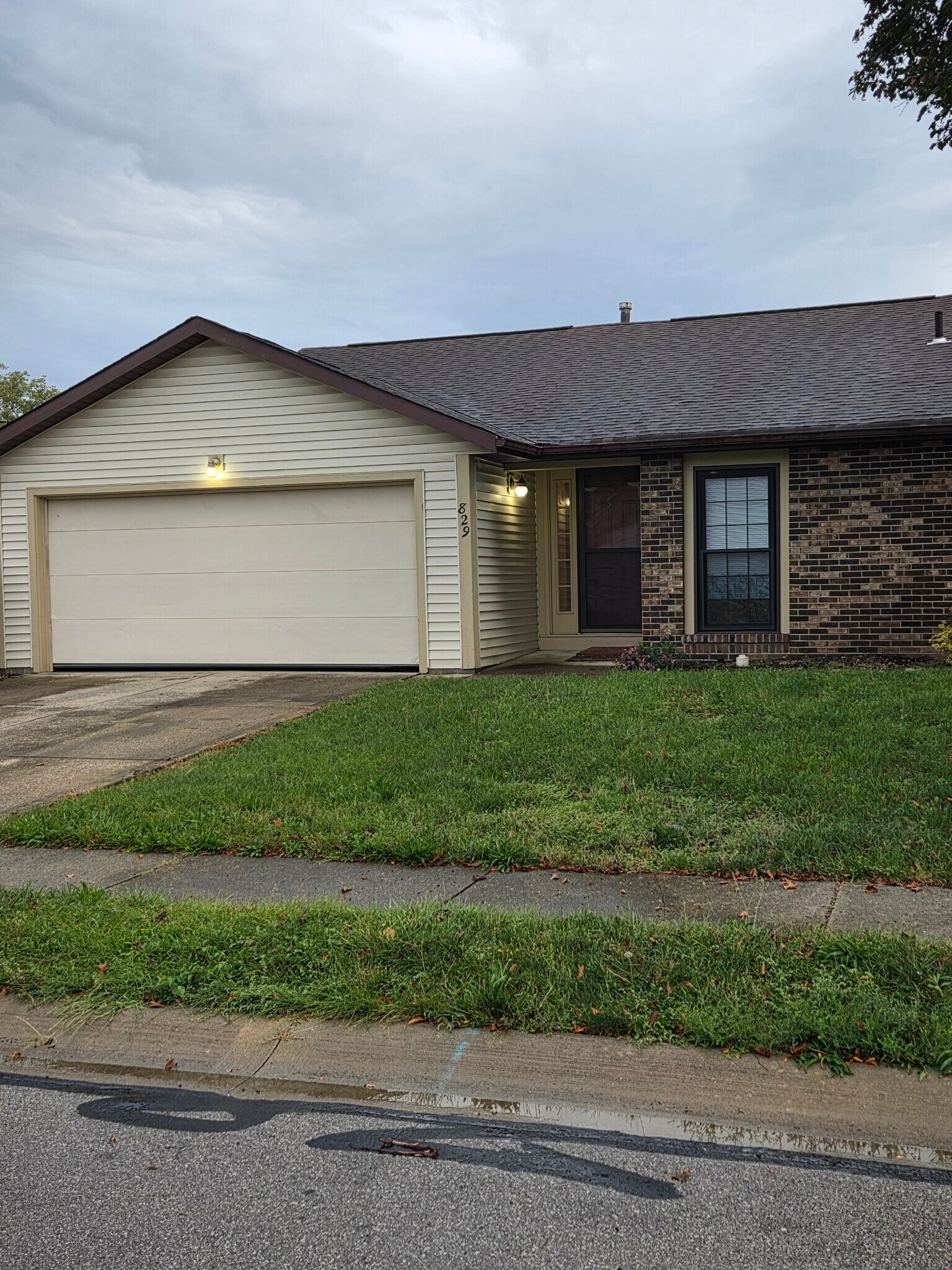 Covered porch with 2 car attached garage - 829 Applewood Ln