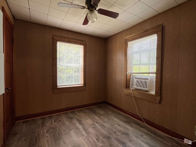 Building Photo - 1 Bedroom Upstairs Duplex