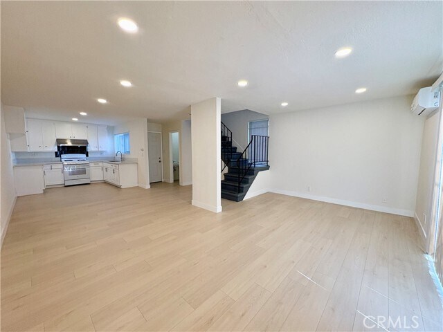 Building Photo - 660 E 6th St