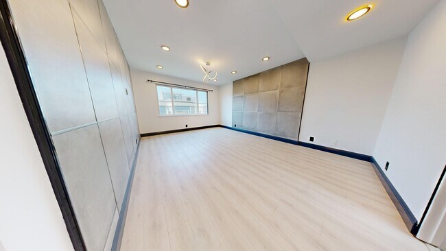 Building Photo - 711 La Playa St