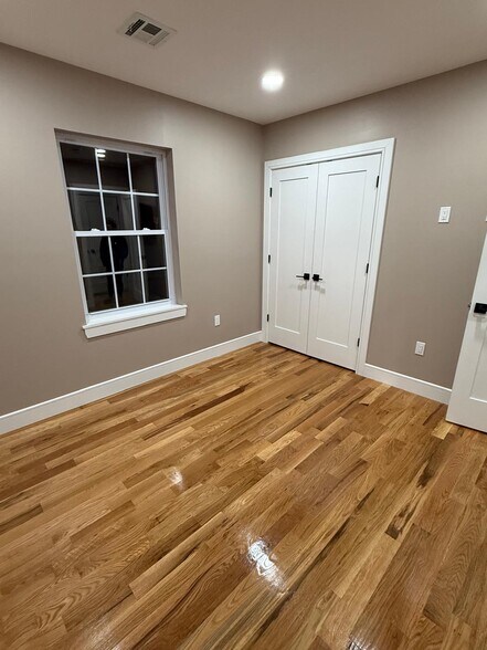 Building Photo - 13 Brook St