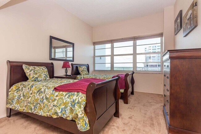 Building Photo - 18031 Biscayne Blvd