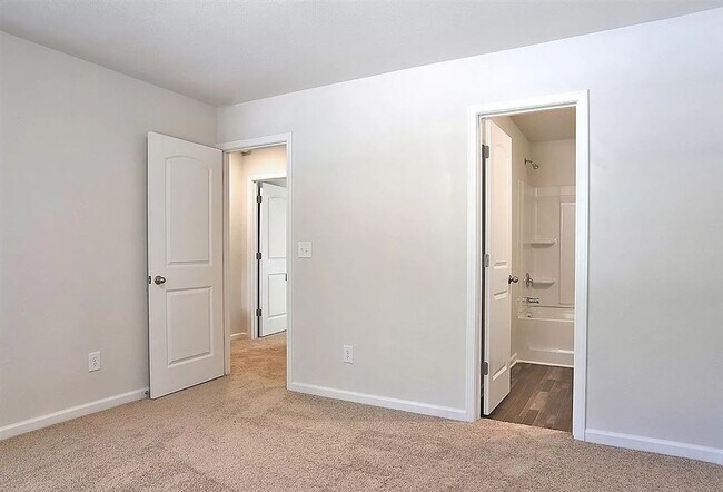 Building Photo - Newer Townhome for Lease – 2 Primary Suites + Open Layout