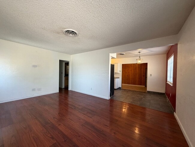 Building Photo - 3 Bedroom 2 Bathroom House on Corner Lot with 2 Car Garage Locate din Irwin Estates