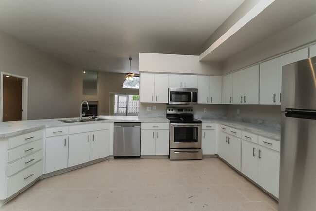 Building Photo - 2002 Alafia Oaks Dr
