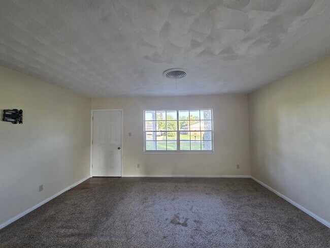 Building Photo - 104 Forest Cir