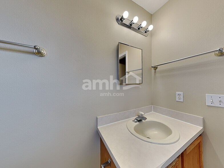 Building Photo - 850 Woodvale St