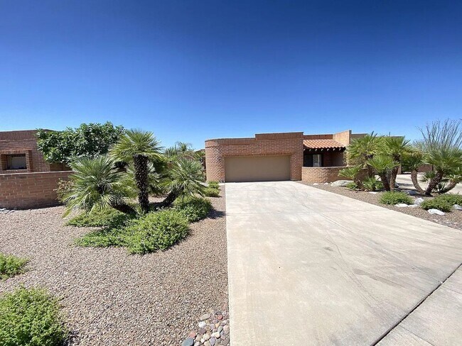 Building Photo - Spacious 2bd/2bath + Den home in Catalina ...