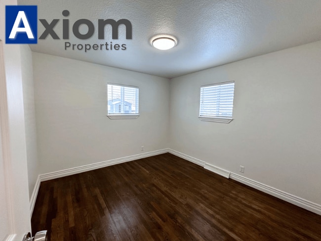 Building Photo - 906 E Elm-A