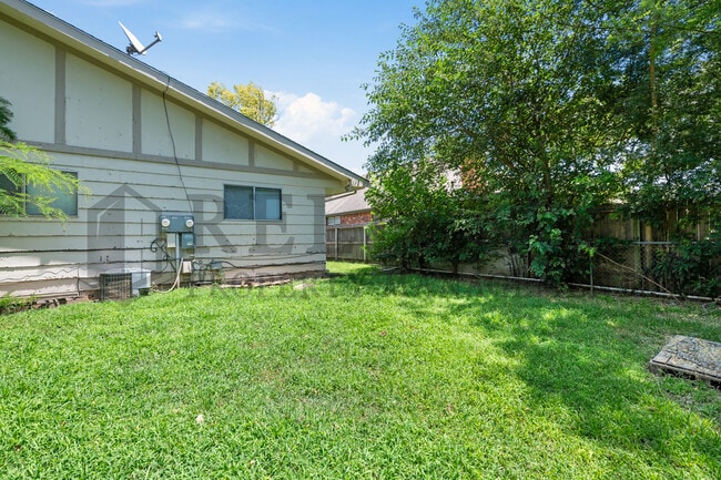 Building Photo - 2203 S Lori Ln