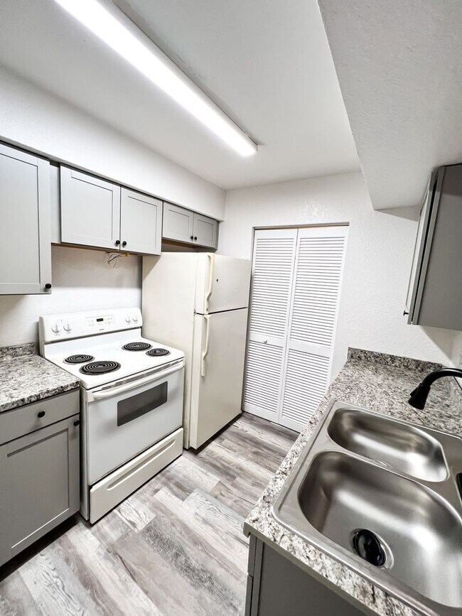 Building Photo - ** FOR SALE w/ FRI Agent ** TW4013