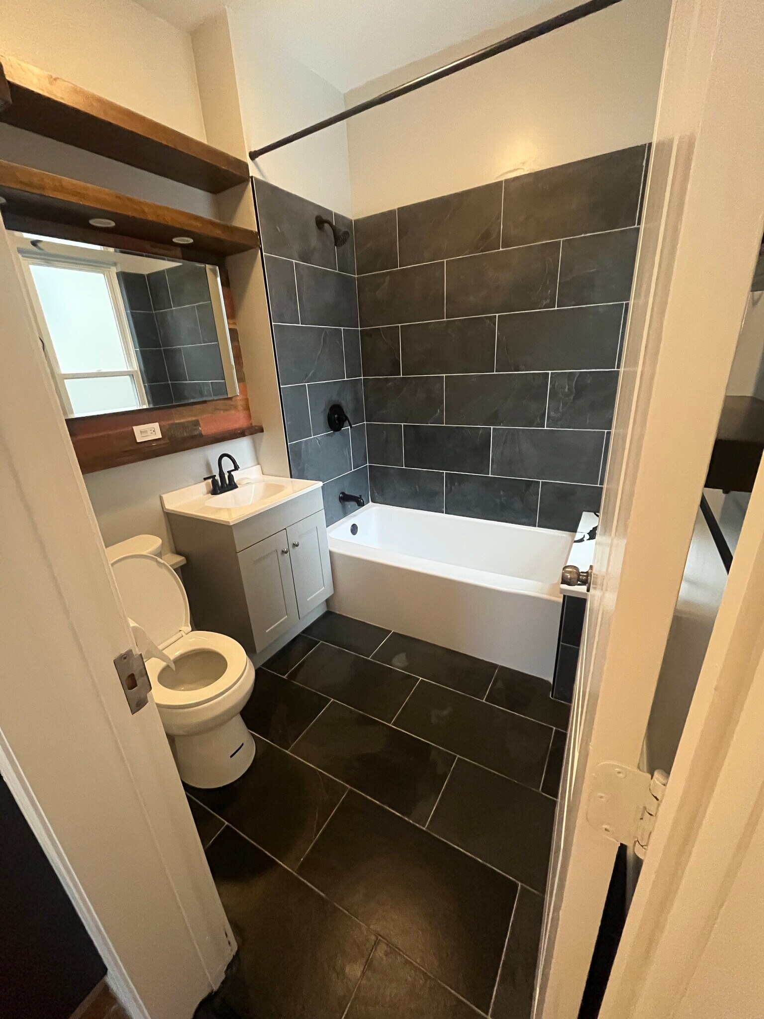 bath - 6444 S Dorchester Ave