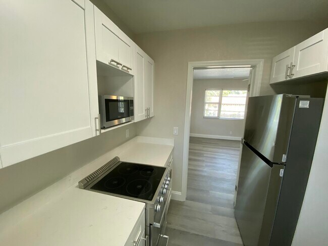 Building Photo - 115 Lucerne Ave