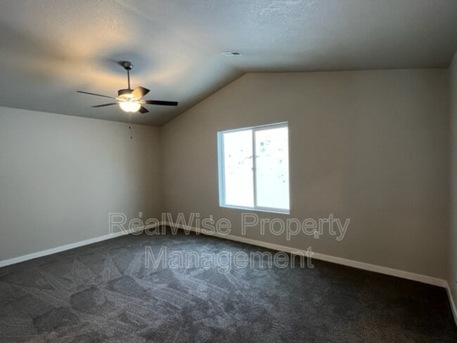 Building Photo - 675 NE Brookstone Dr