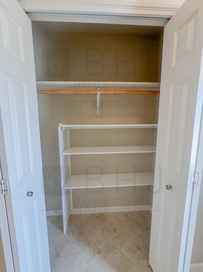 Building Photo - 2 Bed/ 2 Bath twin home in HOA community