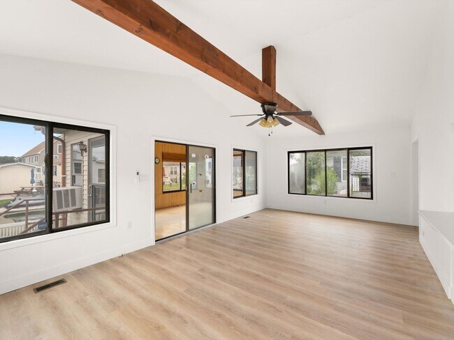 Building Photo - 36999 Blue Bill Dr