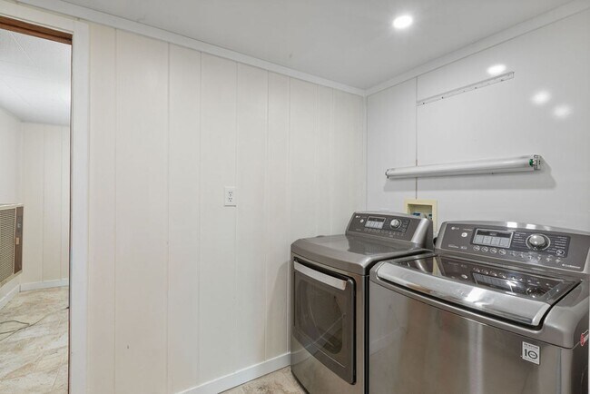 Building Photo - Style Meets Location 3 Bedroom 3 Bathroom Single Family Home - Must See