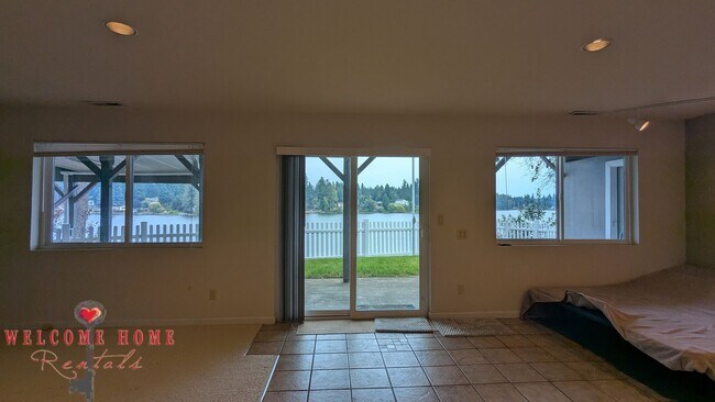 Building Photo - Huge waterfront home, fully furnished, boa...