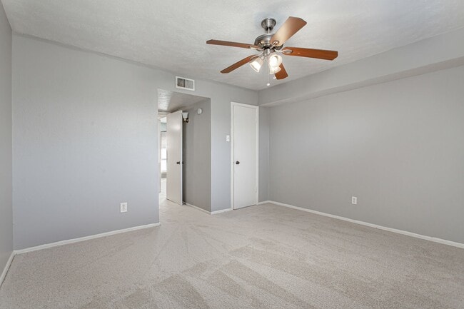 Building Photo - 10248 Regal Oaks Dr