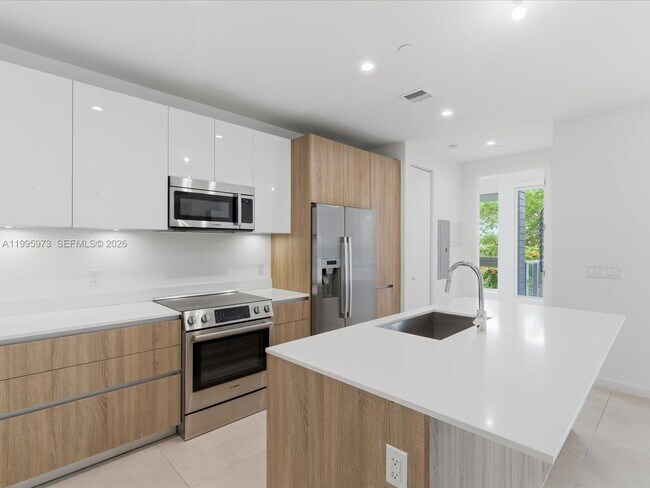 Building Photo - 529 SW 11th St