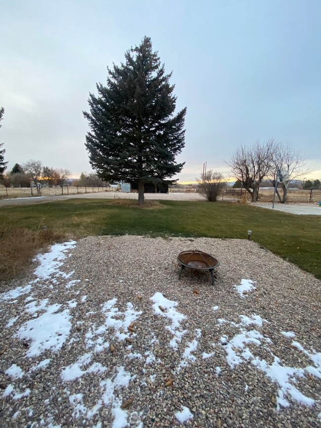 Building Photo - Gorgeous Fully Remodeled 3 Bed 1.5 baths a...