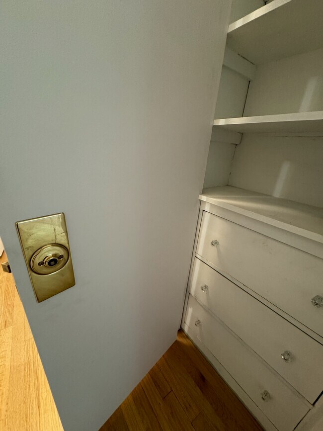 Building Photo - 978 E 5th Ave