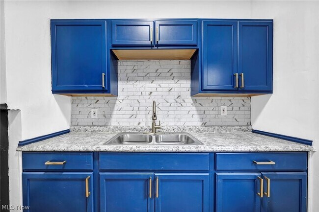 Building Photo - 12001 Oakview Ave