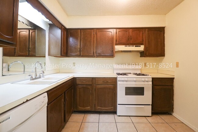 Building Photo - 1359 E 60th St