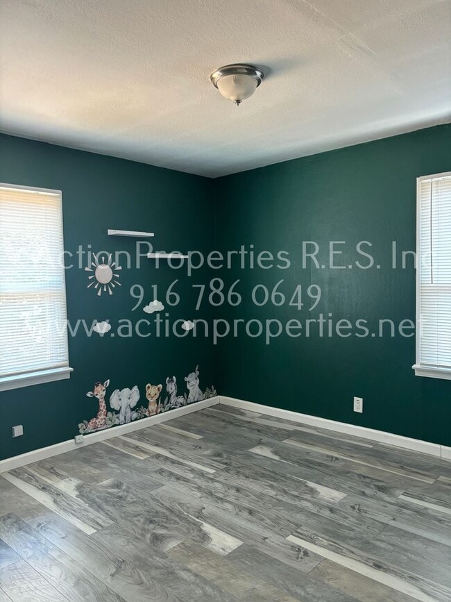 Building Photo - Close to Freeway, Shopping Single Story 2 Bedroom 1 Bath Large yard 1 Car Garage Drought Resistan...