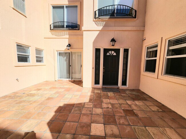 Building Photo - Spacious 3 bedroom condo