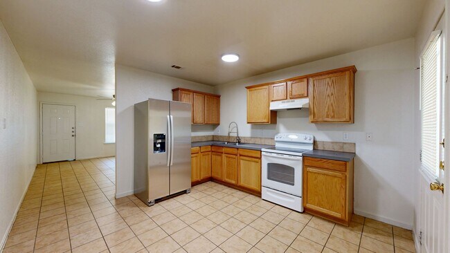 Building Photo - $950 + 2 WEEKS FREE RENT!!!