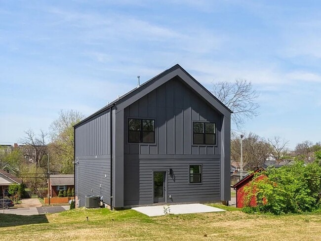 Building Photo - 913 Stockell St