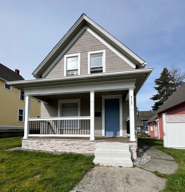 Primary Photo - 4 bedroom 1 bath house - Lakeway neighborhood