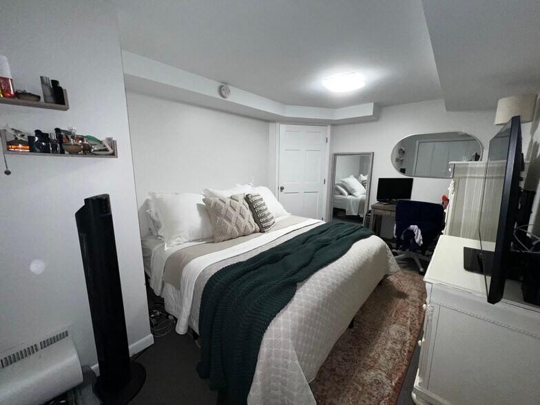 Bedroom - 2328 N Southport Ave
