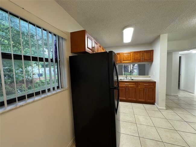 Building Photo - 4033 Lakeside Dr