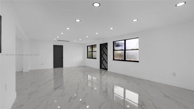 Building Photo - 2413 Gulfstream Ln
