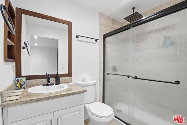 Building Photo - 5530 Owensmouth Ave