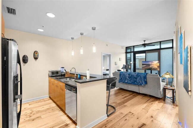 Building Photo - 400 4th Ave S