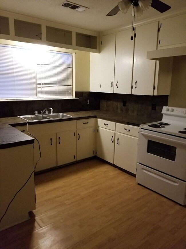 Building Photo - April Move In