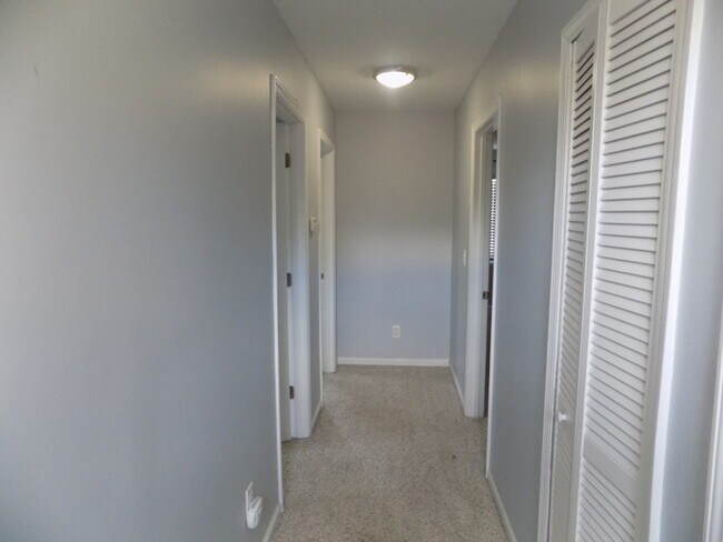 Building Photo - Nice Updated 4 bedroom house with first floor primary bedroom/Bathroom