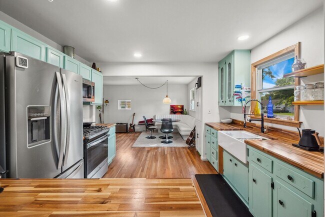 Building Photo - Charming North Nashville Cottage