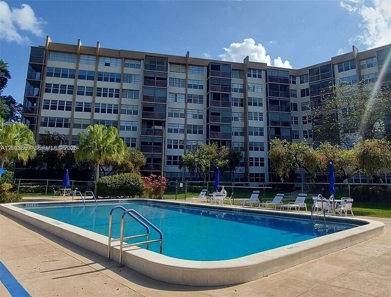 Building Photo - 1400 St Charles Pl