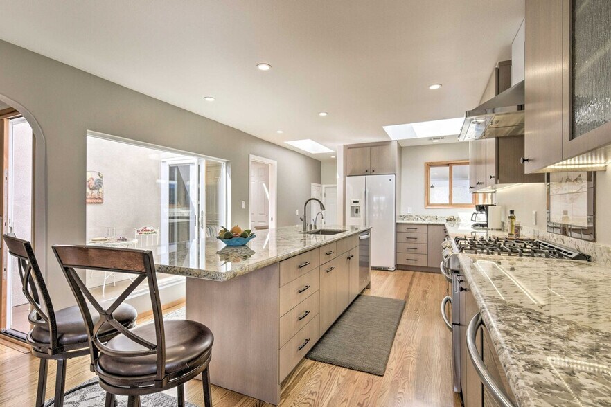 Building Photo - 2606 Bayview Dr