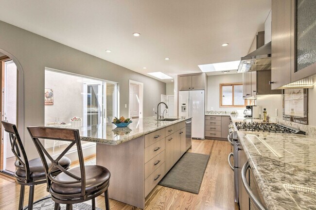Building Photo - 2606 Bayview Dr